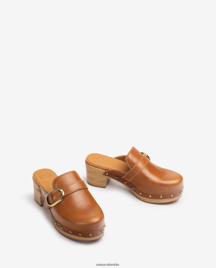 co Unisa mujer mule con hebilla y tachuelas marrón F0X80H818